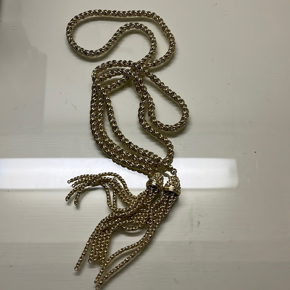 Gold Kendra Scott necklace